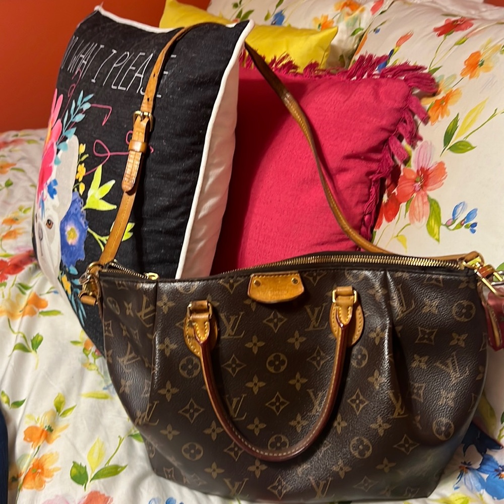 Louis Vuitton MM Shoulder handbag with handles and strap